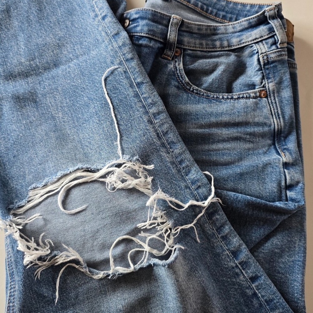 American Eagle Outfitters Light Wash Distressed Straight Leg Jeans - Picture 8 of 10